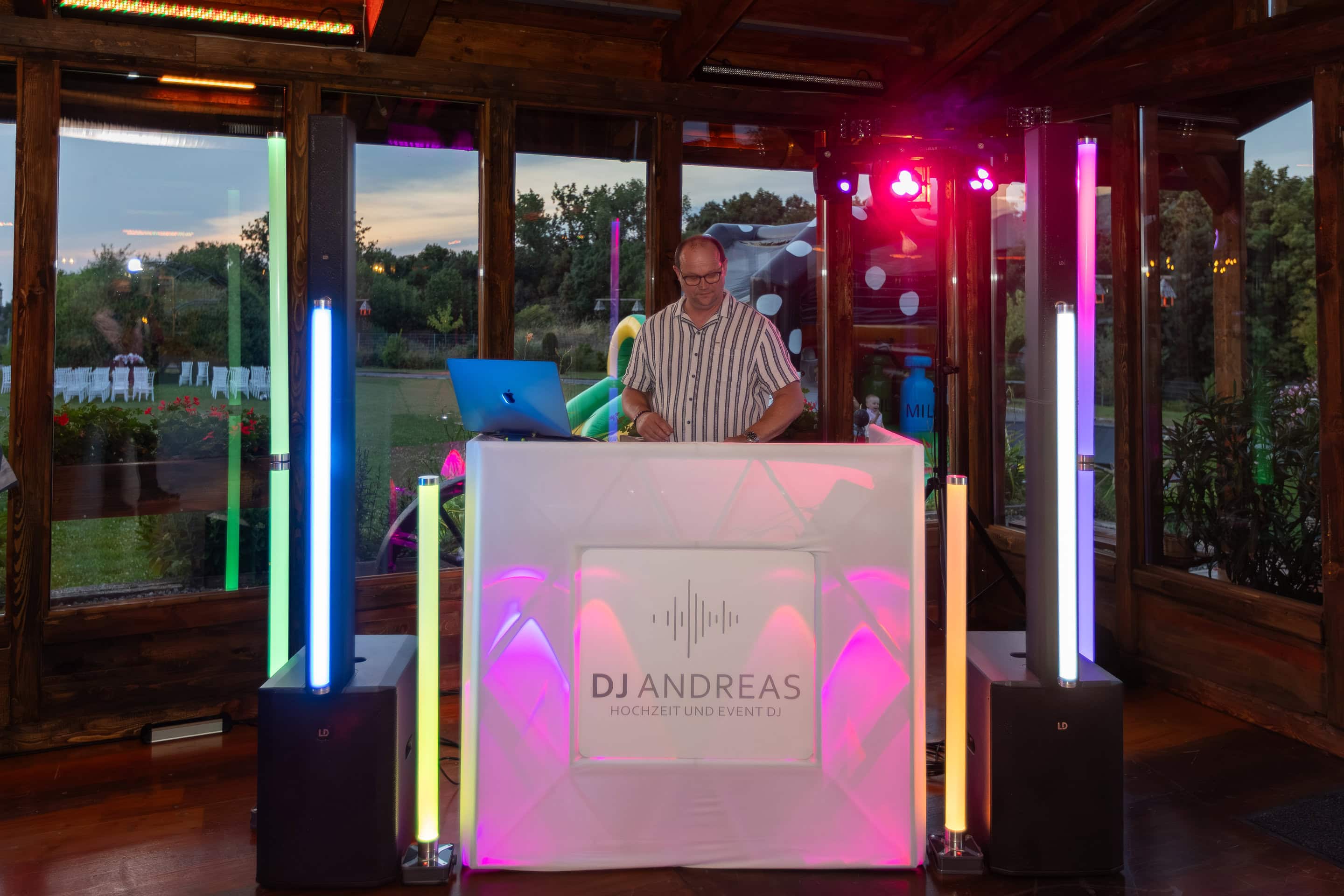 DJ Andreas bei der musikalischen Begleitung einer Hochzeit in Thüringen mit moderner Lichttechnik und stilvollem Setup.