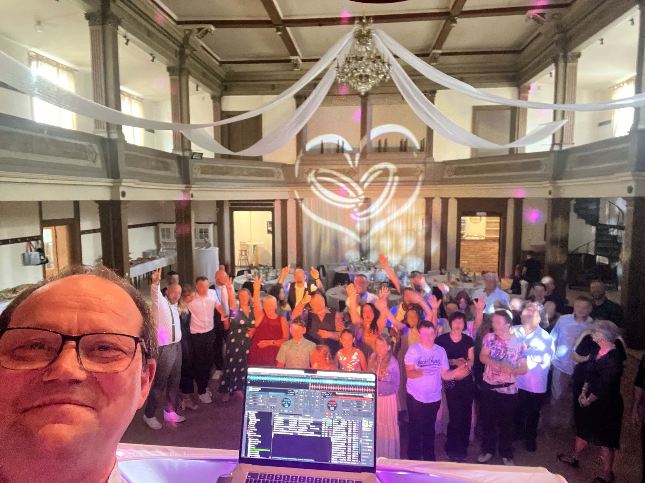 DJ Andreas mit tanzender Menge auf einer Hochzeit