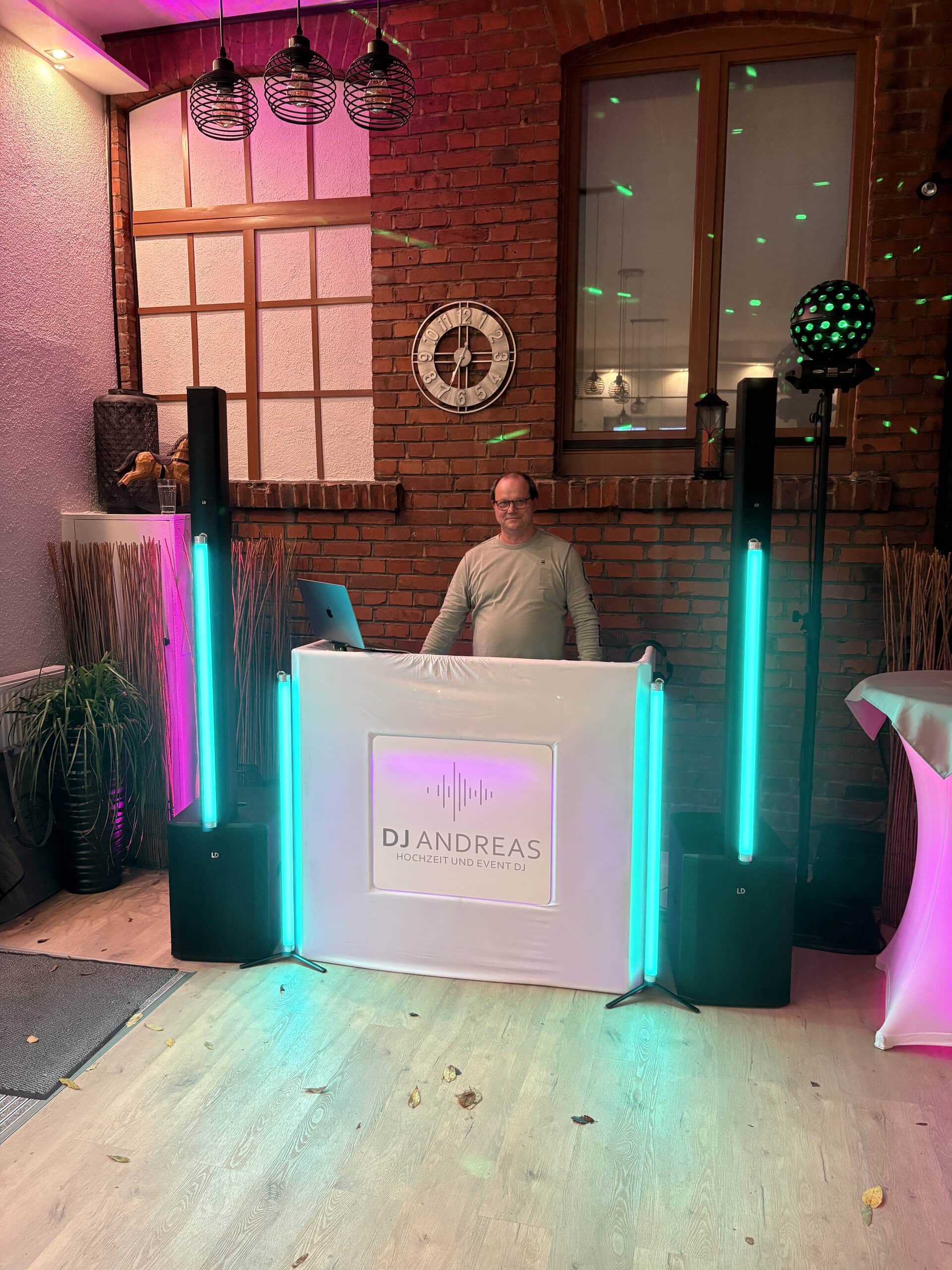 DJ Andreas hinter seinem DJ Pult