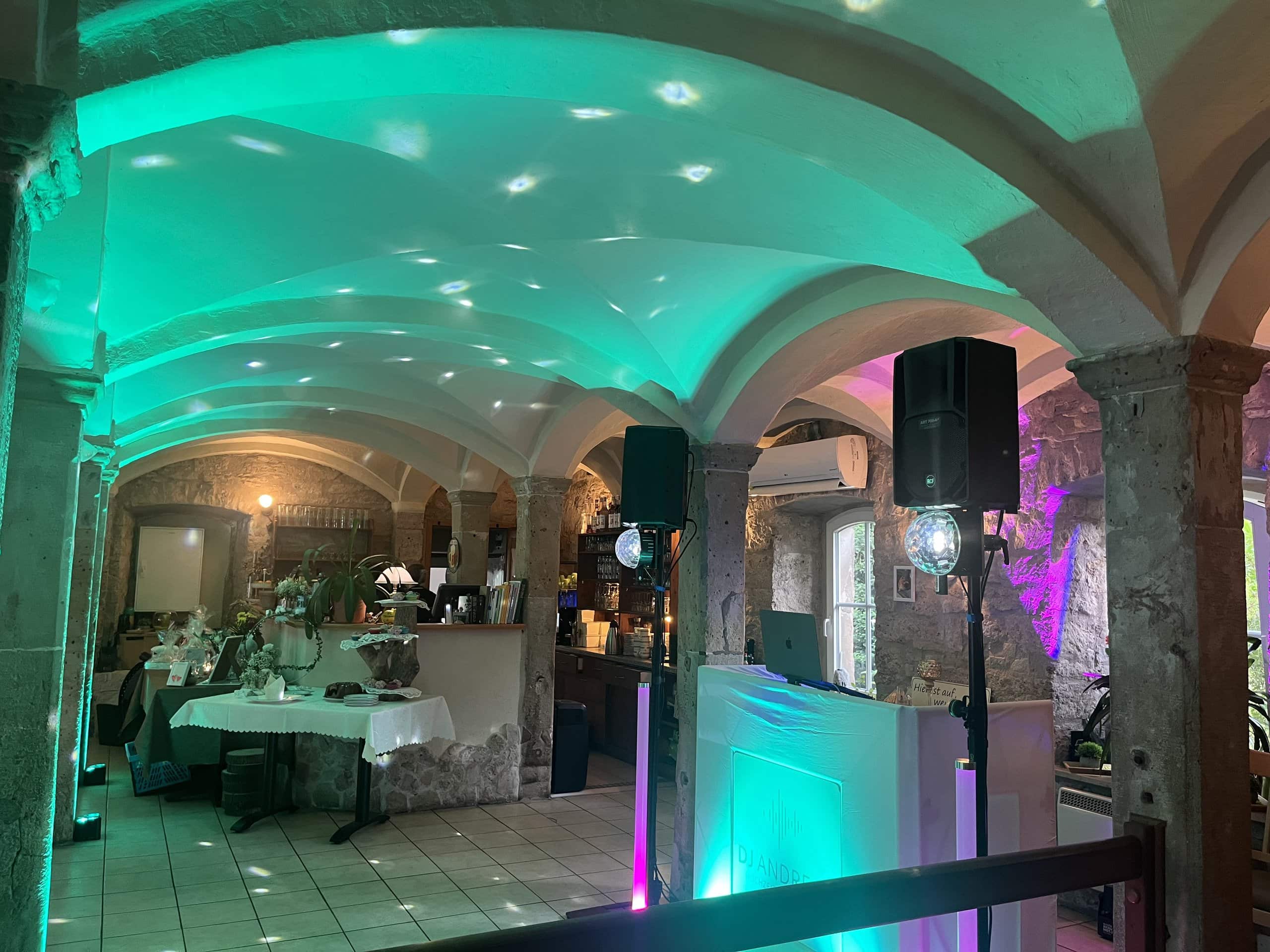 Setup von DJ Andreas mit Lichtshow auf einer Hochzeit